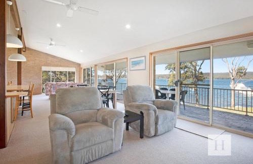 Gwandalan House | Impressive Waterfront Retreat with Child-Friendly Amenities