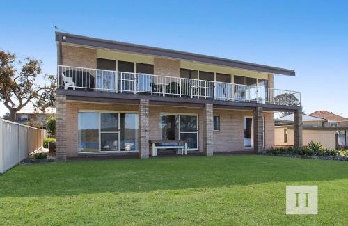Gwandalan House | Impressive Waterfront Retreat with Child-Friendly Amenities