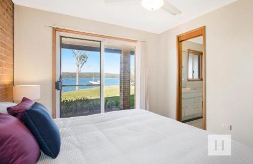Gwandalan House | Impressive Waterfront Retreat with Child-Friendly Amenities
