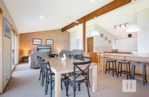 Gwandalan House | Waterfront Retreat: Steps from Shops, Clubs & Boat Ramp