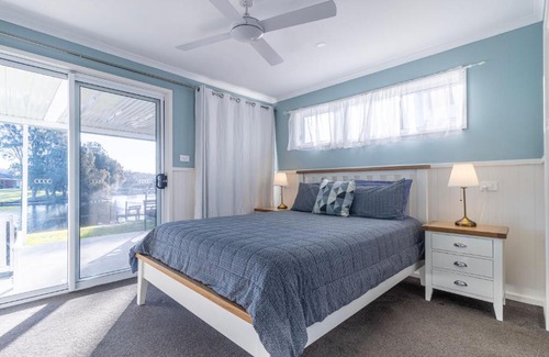 Sussex Inlet House | Discover The Waterfront on Teal: 4-Star Family Retreat