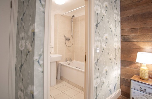 Tuckenhay Bed & Breakfast | Discover The Watermans Arms: Family-Friendly Retreat