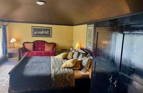 Newtown House | Inviting Stay at The Waters Country House with Hot Tub