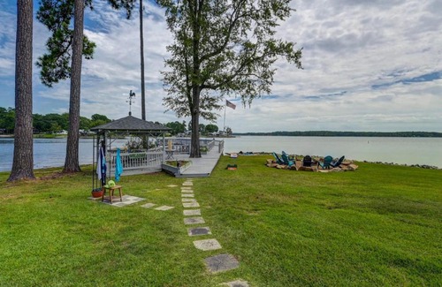 Prosperity House | The Waters Edge Sleeps 8