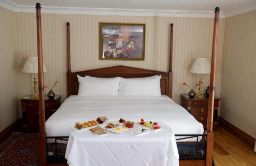 Port Credit Hotel | Discover The Waterside Inn: Pet-Friendly Getaway Awaits