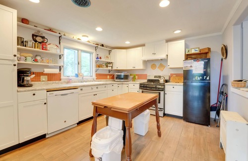 Cornish House | 'The Watson House' ~ 16 Mi to Sebago Lake!