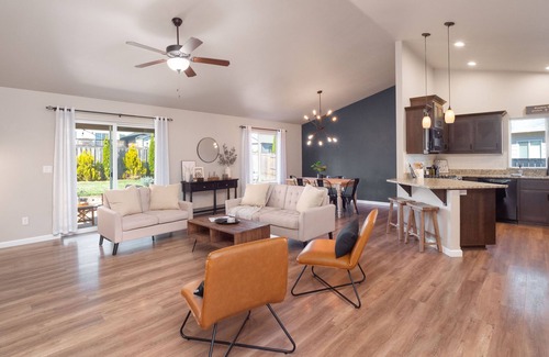 Winston House | Discover The Watusi Place - Modern Umpqua Valley Retreat
