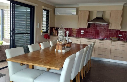 Currarong House | Wave House: Beachside Retreat with Ocean View Deck & Pool
