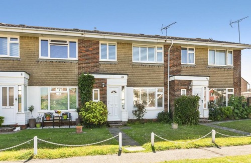 Rustington House | Elegant Waves Hotel: Top-Rated Stay with Family-Friendly Amenities