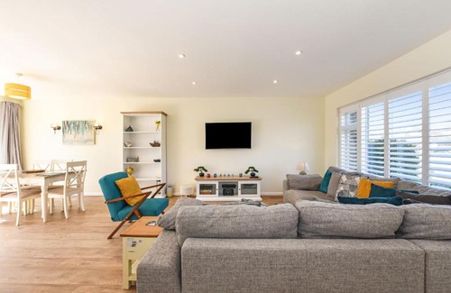 Rustington House | Elegant Waves Hotel: Top-Rated Stay with Family-Friendly Amenities