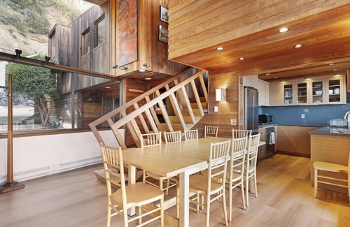 Aptos House | Experience Oceanfront Bliss at The Waves with Pool & Breakfast
