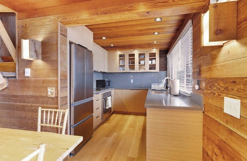 Aptos House | Experience Oceanfront Bliss at The Waves with Pool & Breakfast