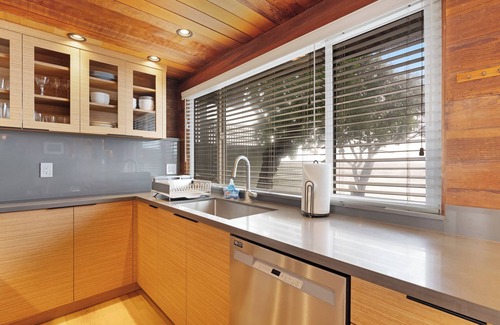 Aptos House | Experience Oceanfront Bliss at The Waves with Pool & Breakfast