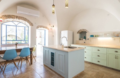 Artists Colony House | Exceptional Stays at The Way Inn with Spa & Family Amenities