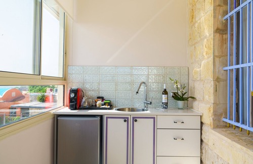 Artists Colony House | Exceptional Stays at The Way Inn with Spa & Family Amenities