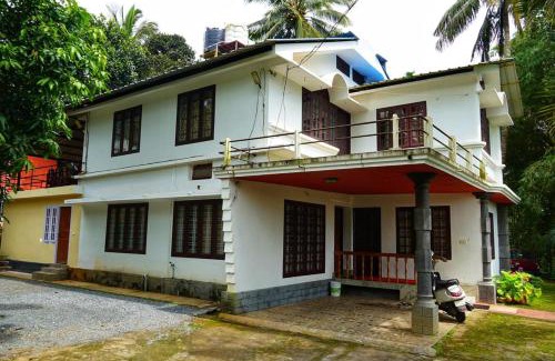Sulthan Bathery House | Relax at The Wayanad Club: Family-Friendly with Pool Access