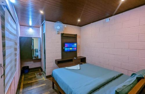 Sulthan Bathery House | Relax at The Wayanad Club: Family-Friendly with Pool Access