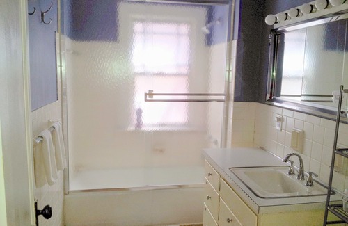 Old North Columbus Hostel | Charming Wayfaring Buckeye Hostel with Spa & Hot Tub