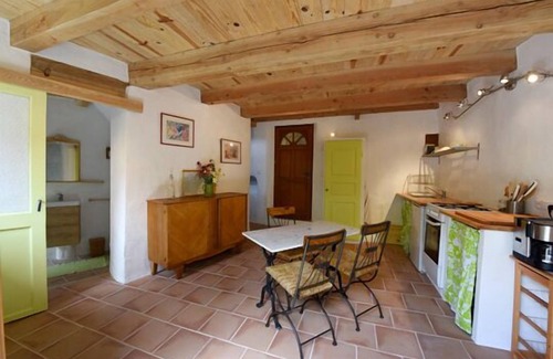 Mollans-sur-Ouveze Cottage | Experience Nature's Richness in a Family-Friendly Retreat