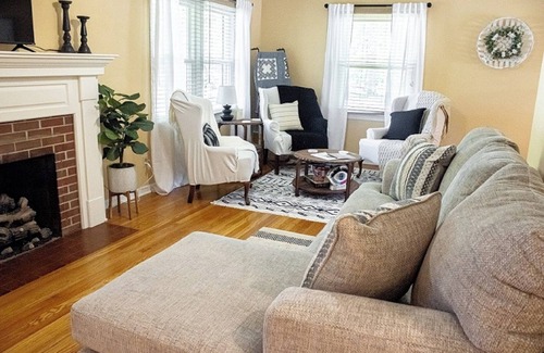 Rolla Cottage | Ideal Webber Cottage Near Downtown, Pool & Breakfast Included