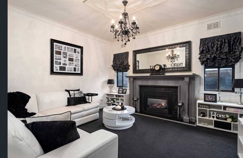 West Albury House | The Weeping Elm - Large and Spacious