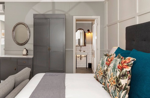 Klein Windhoek Hotel | Elegant Weinberg Windhoek: 5-Star Comfort & Spa Retreat