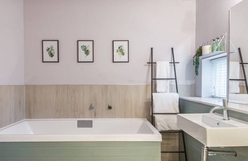 North Berwick Cabin | Unforgettable Stay at The Weir: Pool, Spa & 10/10 Rating