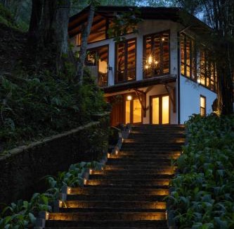 Ganga Ihala Korale Villa | Relaxing Retreat at The Weir House: Guest Rated 9/10