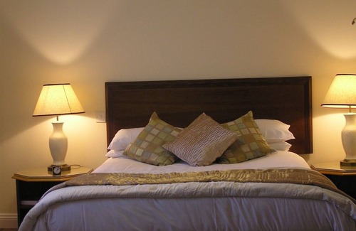 Ogbourne St George Hotel | Experience The Inn with the Well: 9.2/10 Rated Stay