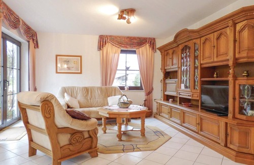 Dollendorf Apartment | The well-maintained apartment house consists of two vacation apartments. On the upper floor is DEI08