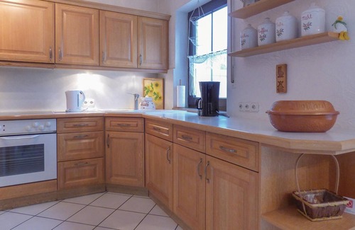 Dollendorf Apartment | The well-maintained apartment house consists of two vacation apartments. On the upper floor is DEI08
