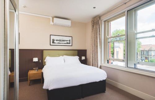 Horfield Hotel | Delight in Comfort at The Wellington with Hot Tub & Dining