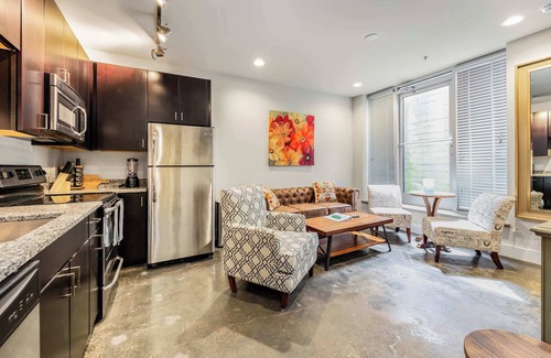 Roanoke Apartment | Prime Downtown Spot with Queen Bed & Family-Friendly Amenities