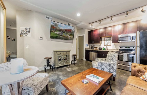 Roanoke Apartment | Prime Downtown Spot with Queen Bed & Family-Friendly Amenities