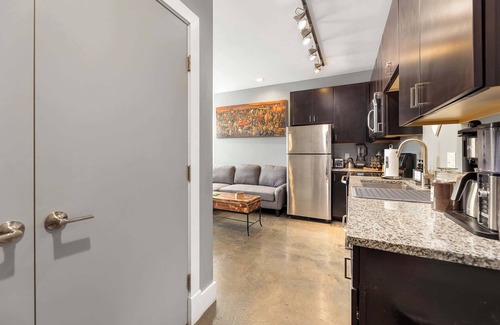 Roanoke Apartment | Comfortable Queen Bed Loft in Downtown Prime Location