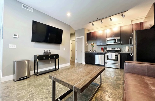 Roanoke Apartment | Perfectly Located Downtown Roanoke Hotel with Queen Bed