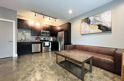Roanoke Apartment | Perfectly Located Downtown Roanoke Hotel with Queen Bed
