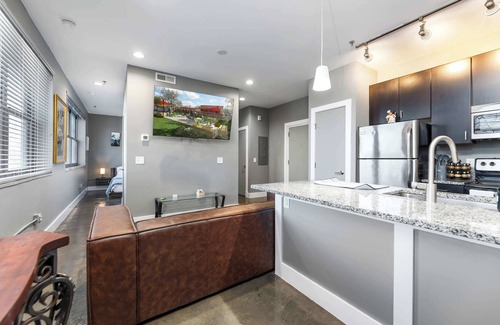 Roanoke Apartment | No Cleaning Fee! Prime Downtown Stay with Great Amenities