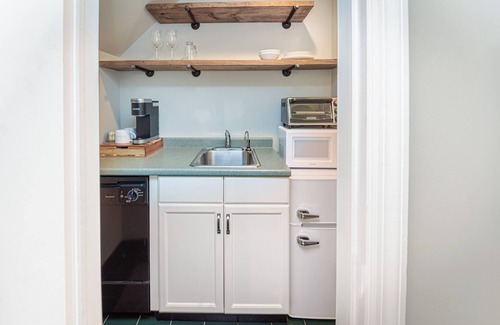 Ridgefield Hotel | Experience the West Lane Inn: Cozy Queen Studio Suite