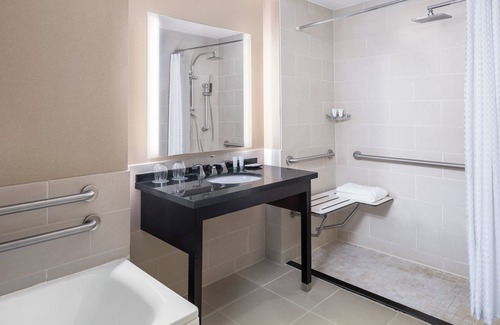 Linthicum Heights Hotel | Relax at The Westin Baltimore Washington Airport - BWI