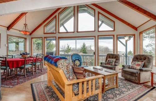 Cloverdale House | Welcoming Whalen House: Pet-Friendly Retreat with Hot Tub