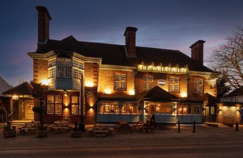 Horsell Hotel | Welcoming Wheatsheaf: Family-Friendly with Breakfast Included
