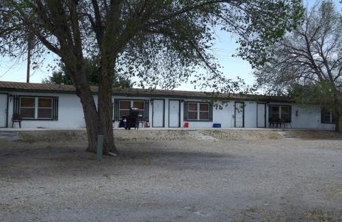 Baker Hotel | Explore The Whispering Elms Motel: Pet-Friendly Retreat