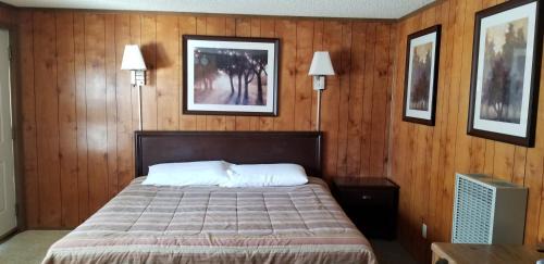 Baker Hotel | Explore The Whispering Elms Motel: Pet-Friendly Retreat