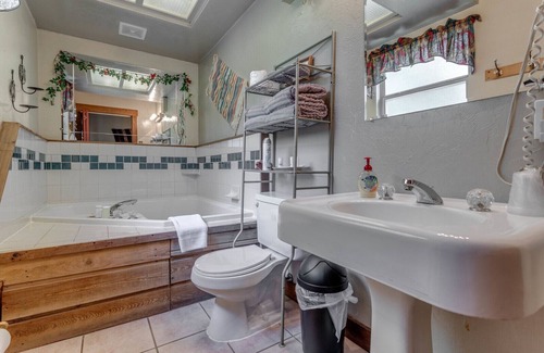 Norman Bed & Breakfast | Experience Comfort at The Whispering Pines Inn B&B