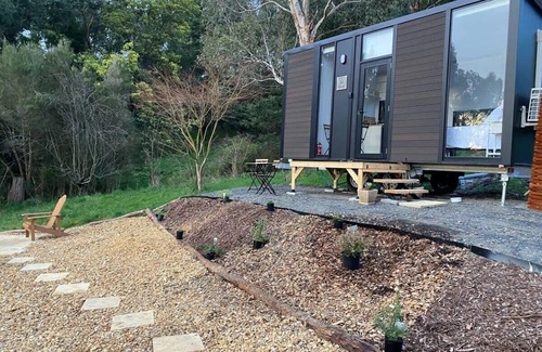 Neerim South House | Pet-Friendly Escape at The Whistling Frog Suites
