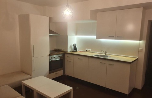 Kvartal Noviya Grad Apartment | Pet-Friendly Stay at The White Apartment for Ski Lovers