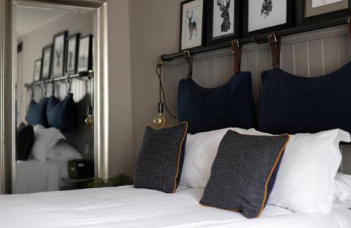 Giddeahall Hotel | Welcoming Stay at The White Hart Ford with Hot Tub Access