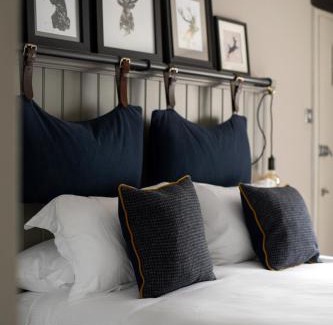 Giddeahall Hotel | Welcoming Stay at The White Hart Ford with Hot Tub Access