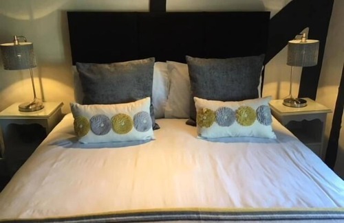 Newenden Hotel | Exceptional Stay at The White Hart with Pool & Restaurant